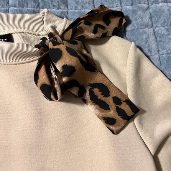 Bow-adorned sweatshirt - Picture 2 of 2